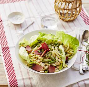 Pastasalat mit Bohnen und Speck