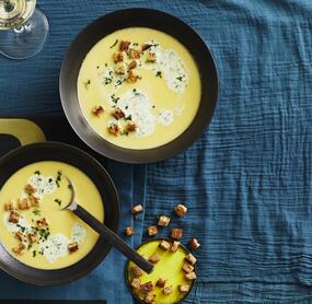 Weißweinsuppe mit Zimt-Croûtons