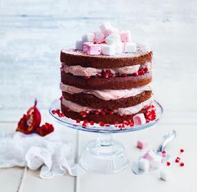 Zimttorte mit Granatapfel und Marshmallows