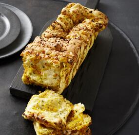 Lockeres Zupfbrot mit Kürbis und Käse