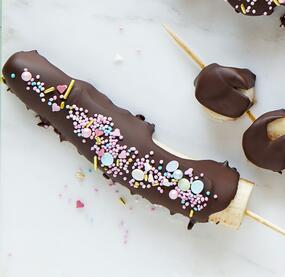 Eis-Bananen mit Schokomantel und Nüssen