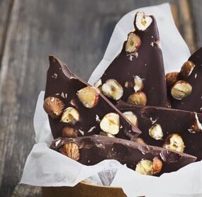 Bruchschokolade mit Haselnüssen