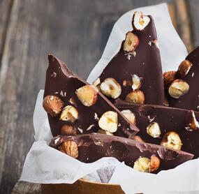 Bruchschokolade mit Haselnüssen