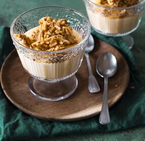Eierpunsch-Pudding mit Mandelsplittern
