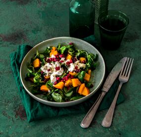Feldsalat mit gedämpften Kürbiswürfeln, Feta und Granatapfel