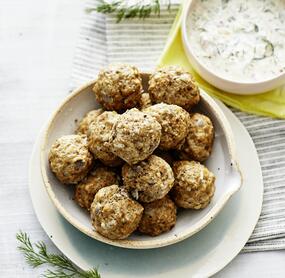 Die leckersten Hackbällchen mit Dill-Dip