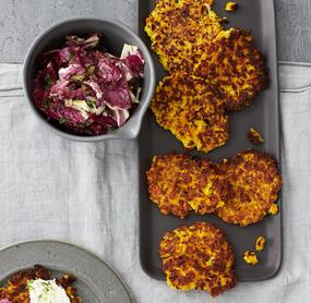 Knusprige Kartoffel-Kürbis-Rösti mit Radicchio-Salat
