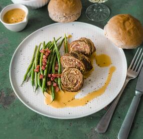Rinderrouladen mit Sherry-Zimt-Soße und Speck-Bohnen