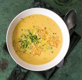 Weinsuppe mit Parmesan-Käsesternen