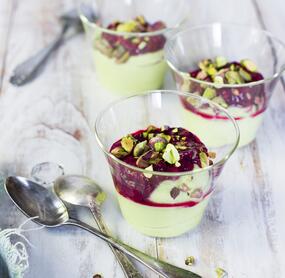 Cremiges Low-Carb-Avocadodessert mit Himbeersoße