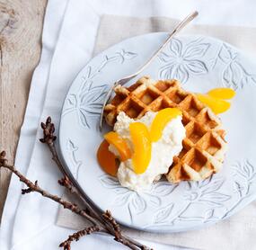 Buttermilchwaffeln mit Aprikosen-Sahne
