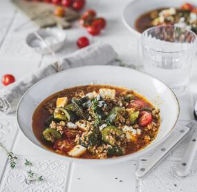 Low-Carb-Hacktopf mit Zucchini und Feta