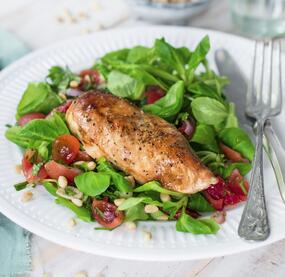 Hähnchenbrust mit Tomatensalat