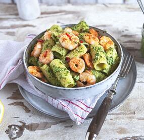 Pasta mit Grünkohlpesto und Knoblauch-Garnelen