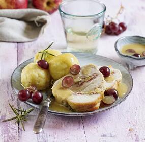 Rollbraten mit Apfel-Zwiebel-Füllung und Klößen