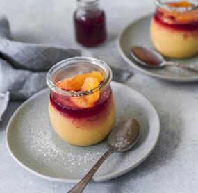 Weißer Vanille-Lavacake mit Glühweinsoße