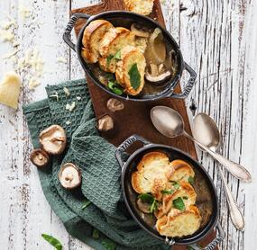 Zwiebelsuppe mit Pilzen
