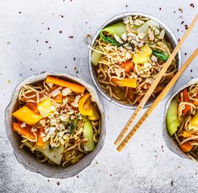 Asia-Nudeln süß-sauer mit Gemüse