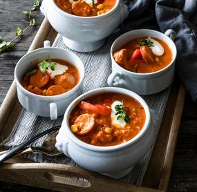 Schnelles Würstchengulasch mit Crème fraîche