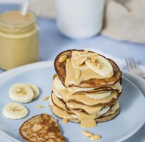 Bananen-Pancakes mit Erdnussbutter
