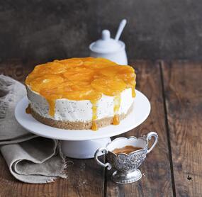 Kleine Joghurttorte mit Mandarinen und Mohn