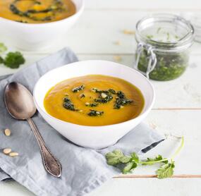 Süßkartoffelsuppe mit grünem Pesto