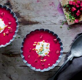 Rote-Bete-Suppe mit Kräuterschmand