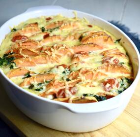 Knusprig überbackener Süßkartoffelauflauf mit Spinat