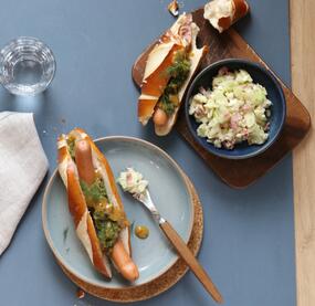 Bayerische Hotdogs mit Kraut-Speck-Salat