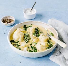 Blumenkohl und Spinat in Senf-Cheddar-Soße