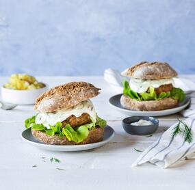Fischbrötchen mit Kartoffelsalat