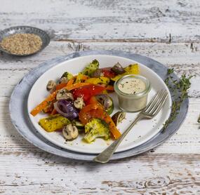 Vegane Gemüsepfanne mit Tahin-Dip