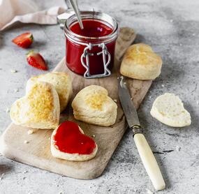 Herz-Scones mit Erdbeermarmelade