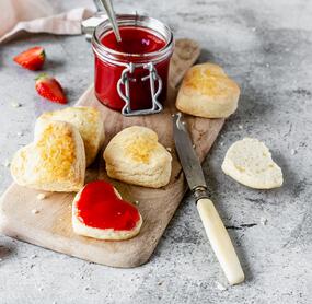 Herz-Scones mit Erdbeermarmelade