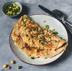 Käsepfannkuchen mit Erbsen und Mais