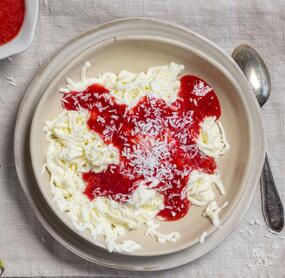 Low-Carb-Spaghettieis mit Erdbeersoße