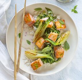 Reis mit Kokossoße und Lachs