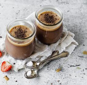 Schoko-Pannacotta mit Karamellsoße