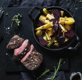 Sous-vide-Rinderhüftsteak mit Ofengemüse