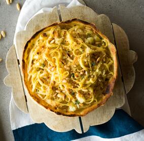 Spaghetti-Käse-Tarte mit Pinien-Crumble