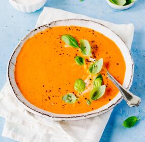 Schnelle Tomaten-Paprika-Suppe mit Joghurt