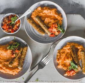 Vegane Bratwürstchen mit Salsa und Süßkartoffelstampf