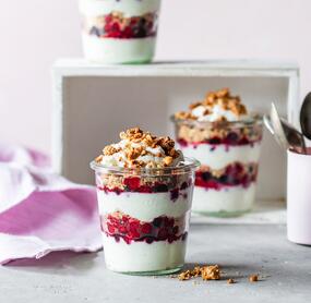 Very-Berry-Schichtdessert mit Nusscrunch