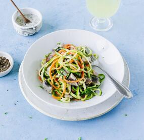 Low-Carb-Zoodles mit Schinken-Sahne-Soße
