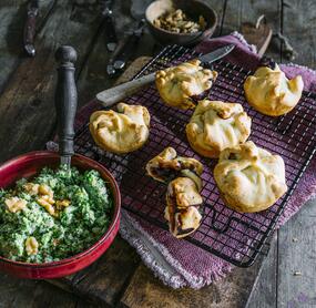 Unwiderstehliche 4-Käse-Küchlein mit Brokkolisalat