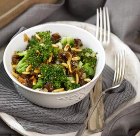 Lauwarmer Brokkoli mit Pinienkernen