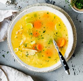 Hühnersuppe wie bei Oma mit Nudeln und Karotten