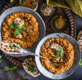 Indisches Dal mit Naan-Brot