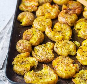 Knusprige Smashed Potatoes mit Knoblauch