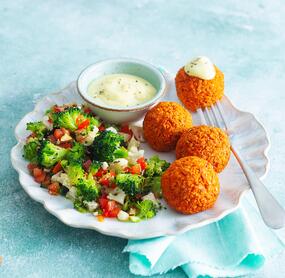 Reisbällchen mit Brokkolisalat und Low-Fat-Aioli